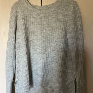 Old Navy Light Gray Sweater Size Medium Tucks Easily with Comfy Material